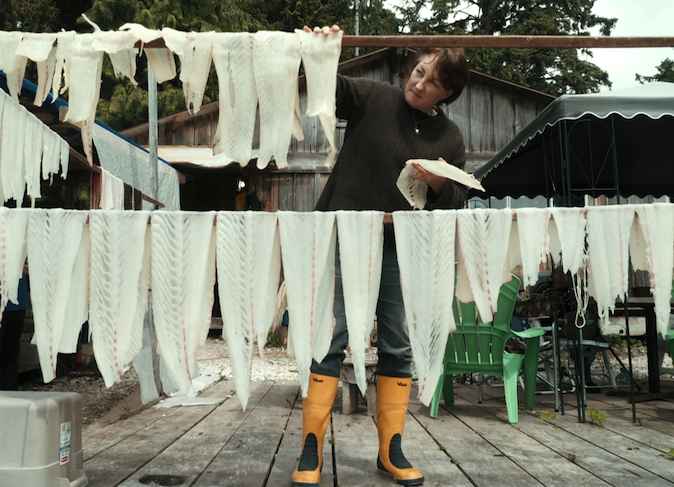 Janie Wray bei Trocknen von Fisch